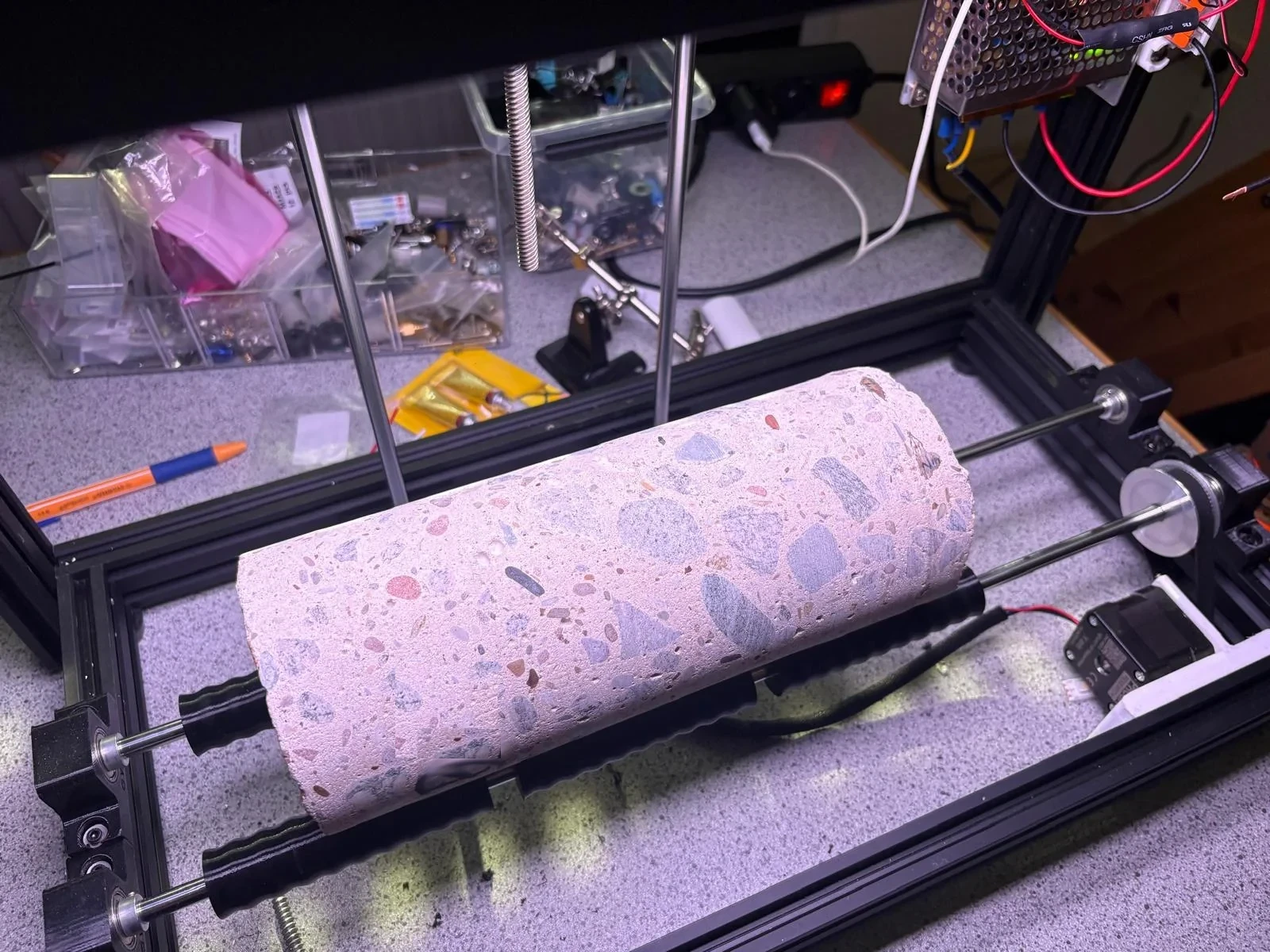 Realer Concrete Core Scanner mit Bohrkern auf dem Rollenantrieb im Labor
